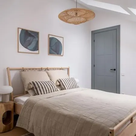 Bright Designer Mansard In City Centre 아파트 *