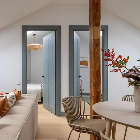 Bright Designer Mansard In City Centre 아파트