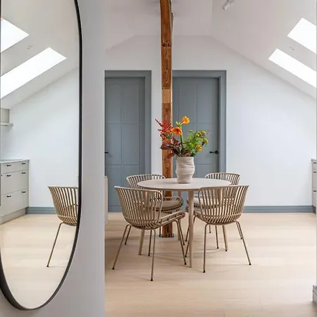 Bright Designer Mansard In City Centre Apartament
