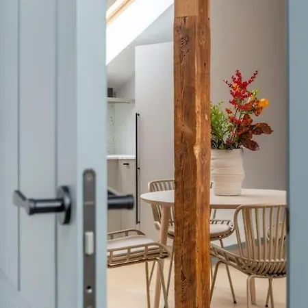 Bright Designer Mansard In City Centre Apartament